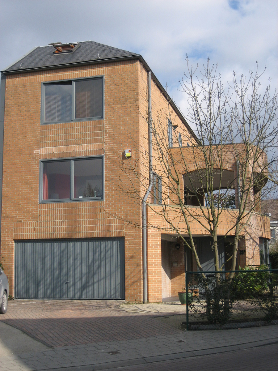 Avant: Façade de maison avant d'enduits colorés