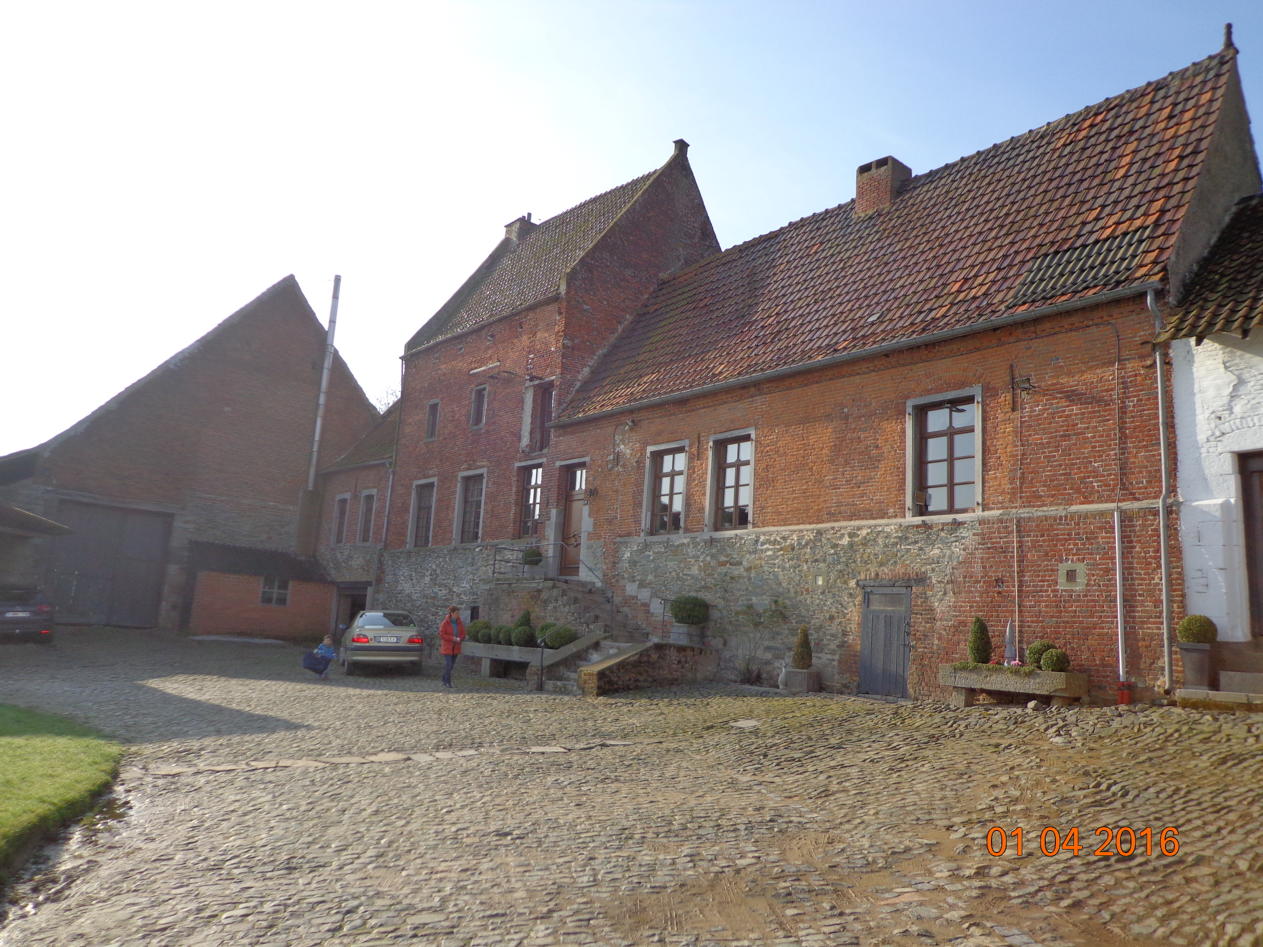 Avant: Façade de maison avant de rejointoiement